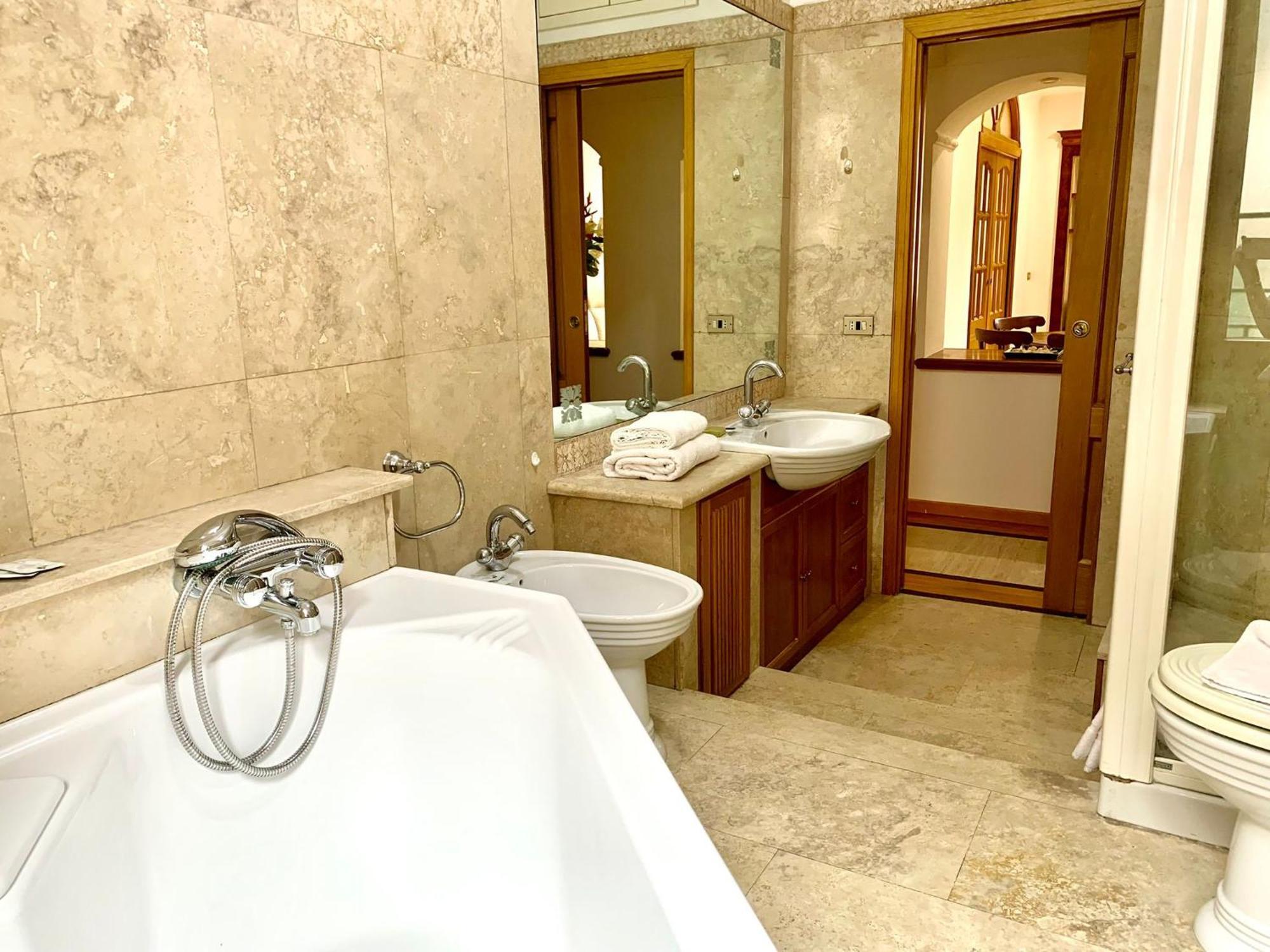 Colosseo Prestige Apartment โรม ภายนอก รูปภาพ